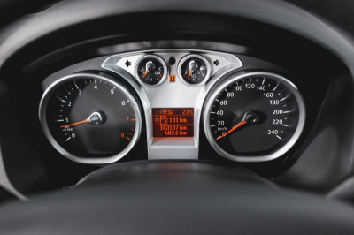 Ford Kuga 2.5 MT AWD (200 л. с. '11)