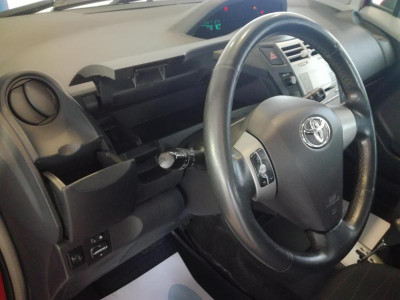 Toyota Yaris 1.3 AT (87 л. с.)
