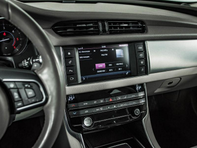 Jaguar XF 2.0 D AT AWD (180 л. с.)