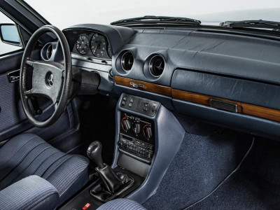 Mercedes-Benz W123 230 2.0 MT (136 л.с.)