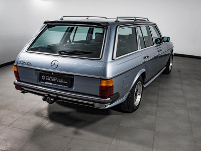 Mercedes-Benz W123 230 2.0 MT (136 л.с.)