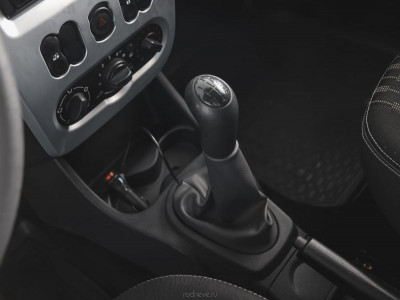 Renault Logan 1.6 MT (84 л. с.)