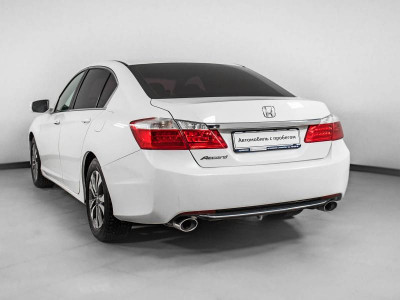 Honda Accord 2.4 AT (180 л. с.)