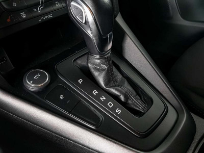 Ford Focus Хетчбэк 1.6 Ti-VCT PowerShift (125 л. с.) White and Black