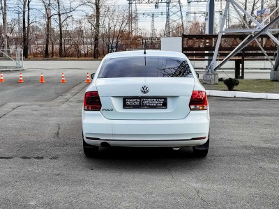 Volkswagen Polo 1.6 MT (105 л. с.)